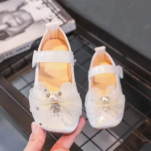 Chaussures Mary Jane blanches en cuir pour filles avec texture tissée et nœud ours