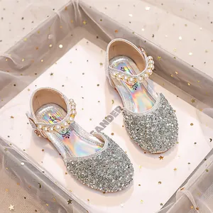 Détail de ballerines argentées pour filles avec cristaux étincelants et bride en perles