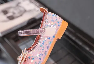 Detail von rosa Glitzer-Mary-Jane-Schuhen für Mädchen mit Klettverschluss und Gummisohle