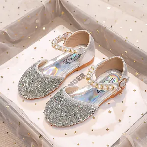 Détail de babies argentées pour filles avec paillettes scintillantes et bride perlée