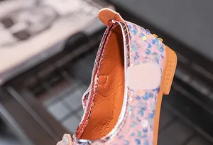 Detailaufnahme der Pailletten-Ballerinas für Mädchen mit rosa-blauen Glitzer-Details