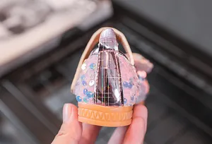 Nahaufnahme von lila Prinzessinnenschuhen für Mädchen mit Pailletten und Gummisohle