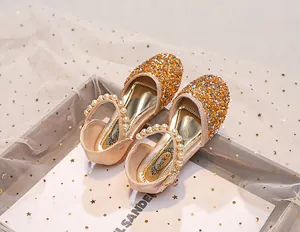 Détail de chaussures de princesse pour filles avec paillettes orange et bride perle