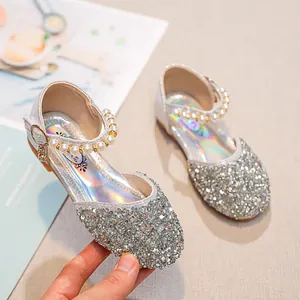 Détail de chaussures Mary Jane à paillettes argentées pour filles avec perles nacrées
