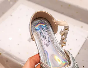 Détails de chaussures argentées pour filles avec perles et cristaux brillants