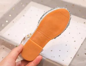 Détail de la semelle en caoutchouc antidérapante taille 26 sur chaussure pailletée
