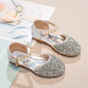 Détails de chaussures Mary Jane argentées pailletées avec bride en perles et semelles holographiques
