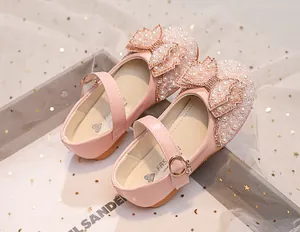 Detail of pink girls' princess shoes featuring glitter finish and luxury pearl bow
