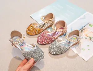 Détails de paillettes et perles sur chaussures Mary Jane pour filles en rose or et argent