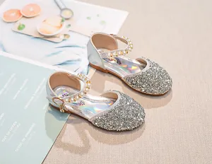 Détail de babies argentées à paillettes avec bride perle et semelle laser