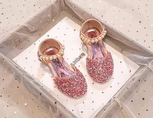 Vue détaillée des chaussures princesse roses à paillettes avec brides en perles chic