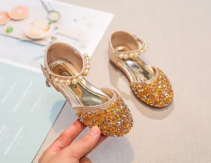 Détail de chaussures Mary Jane à paillettes dorées pour filles avec bride en perles