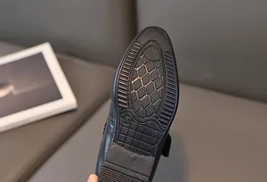 Dettaglio della suola in gomma antiscivolo di scarpe eleganti nere per bambini taglia 30