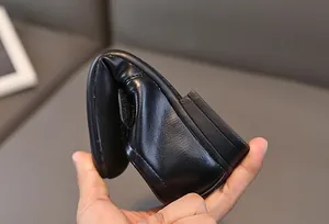Dettaglio scarpe flessibili in pelle nera da bambino che mostra l'elasticità e la consistenza