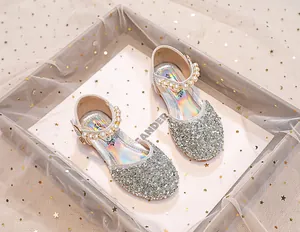 Détail des chaussures de princesse argentées à paillettes pour filles avec perles