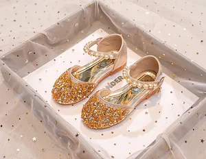 Vue détaillée des chaussures de princesse à paillettes pour filles avec brides en perles