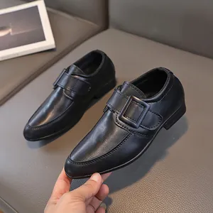 Scarpe eleganti nere da bambino con chiusura a velcro e fibbia per occasioni formali