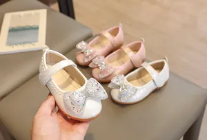 Dettaglio scarpe Mary Jane da bambina con fiocco in rete, paillettes e velcro comodo