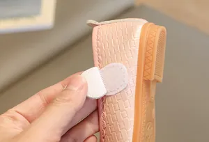 Détail de chaussures roses pour filles avec fermeture velcro et semelle antidérapante