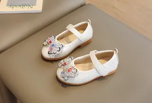 Détail de chaussures Mary Jane blanches à texture tissée avec nœud en perles colorées