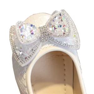 Scarpe bianche da principessa per bambine con fiocco di strass e trama intrecciata per spettacoli