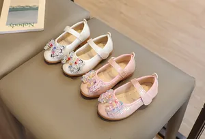 Détail de chaussures Mary Jane roses et blanches avec nœud perlé et scratch