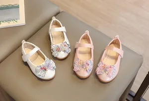 Détail de ballerines Mary Jane pour filles avec nœuds en perles et texture crocodile