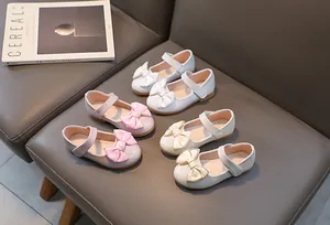 Detailoverzicht van prinsessenschoenen voor meisjes met strik in blauw, roze en goud