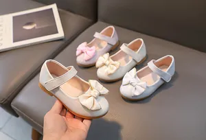 Close-up van meisjes prinsessenschoenen in vier kleuren met klittenband en rubberen zool
