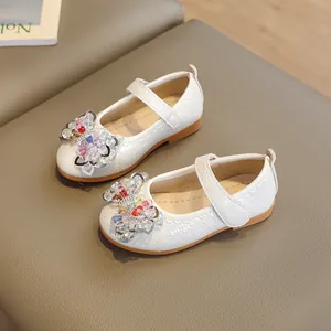 Chaussures princesse blanches en cuir tressé avec nœuds en perles et bride velcro