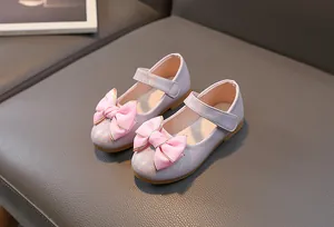 Detail van lavendel Mary Jane meisjesschoen met roze strik en klittenbandsluiting