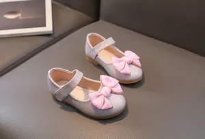 Detail van lavendelkleurige Mary Jane schoenen voor meisjes met satijnen strik