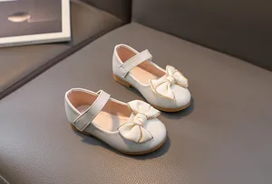 Detail van parelmoer Mary Jane schoenen voor meisjes met strik en antislip rubberen zool