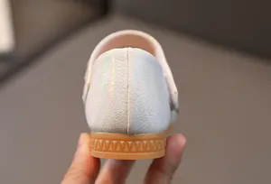Detail van iriserend craquelé leer en antislip rubberen zool van de meisjesschoen