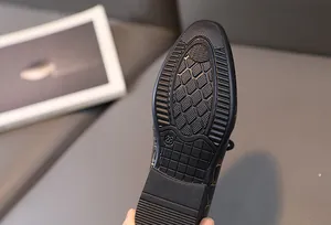 Detailaufnahme schwarzer Jungenschuhe aus Kroko-Leder mit rutschfester Gummisohle Gr. 28