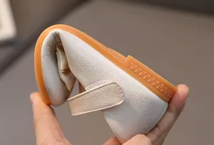 Detail van flexibele rubberen zool toont de zachte en buigzame textuur van de meisjesschoen