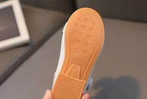 Detail van de antislip rubberen zool maat 28 op witte leren prinsessenschoenen voor meisjes