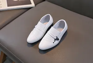Détails des mocassins blancs pour garçons avec coutures et boucle métallique latérale