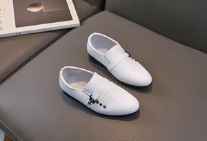 Détails de chaussures de cérémonie blanches pour garçon avec boucle et cuir texturé