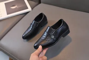 Détails de chaussures noires habillées pour garçons avec boucle métal et rivets argentés