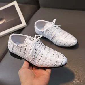 Klassische weiße Jungen-Oxfordschuhe mit goldenem Gittermuster für festliche Schulauftritte