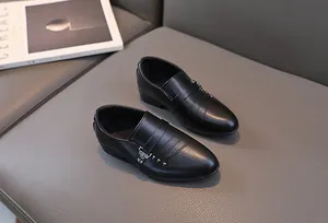 Vue détaillée de chaussures en cuir noir mat pour garçons avec boucle en métal argenté