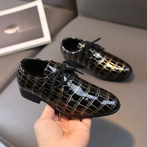 Klassische Jungenschuhe im britischen Stil in Schwarz und Gold mit Krokosmuster