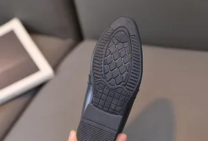 Détail de la semelle en caoutchouc antidérapante noire avec taille 26 pour chaussures garçon