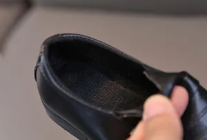 Détail de la doublure en maille respirante noire et de la semelle intérieure pour garçons