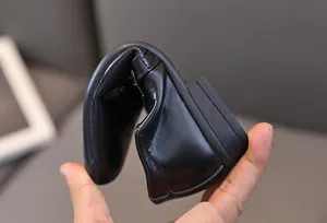 Gros plan de la chaussure souple pour garçon en cuir noir montrant la semelle élastique
