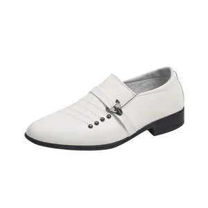 Vue détaillée de chaussures blanches en cuir pour garçon avec boucles et rivets argentés