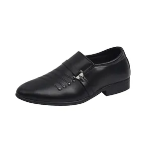 Détails de chaussures noires pour garçons avec coutures décoratives et boucles en métal