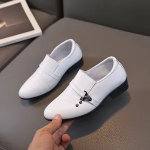 Mocassins blancs en cuir pour garçon avec boucle argentée et talon noir pour cérémonie
