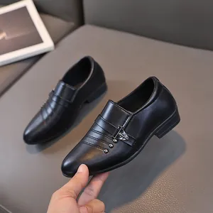 Chaussures habillées en cuir noir pour garçon avec boucle argentée et rivets